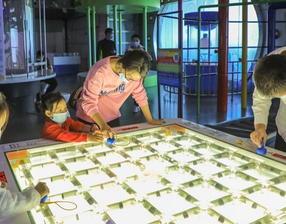 春節期間市民打卡寶安科技館 享用科普大餐